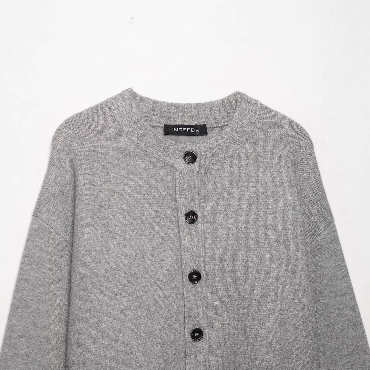 Round neck long sleeved single breasted gray knitted sweater for women